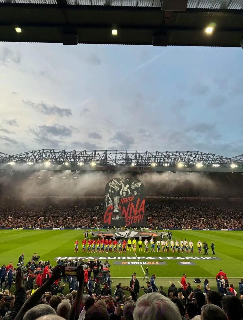 主场0-2落后,弗格森在老特拉福德看台表情失望 主场0-2落后,弗格森在老特拉福德看台表情失望